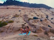 MILF in vacanza si masturba senza vergogna su una spiaggia pubblica e si scopa un turista 4/16