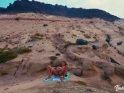 MILF in vacanza si masturba senza vergogna su una spiaggia pubblica e si scopa un turista 5/16