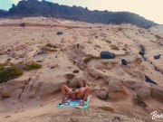 MILF in vacanza si masturba senza vergogna su una spiaggia pubblica e si scopa un turista 7/16