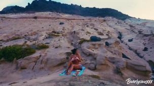 MILF in vacanza si masturba senza vergogna su una spiaggia pubblica e si scopa un turista