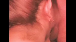 La novia de mi amiga me da una rica mamada mientras escuchamos música