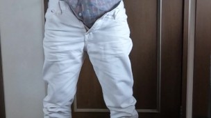 Today again, a Japanese man is masturbating while fantasizing about having his dick licked.