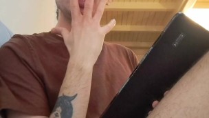 Molteplici orgasmi in omaggio al mio amico etero con fontana di sborra