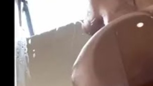 MASTURBANDOME LA VAGINA EN LA DUCHA DE UN HOTEL