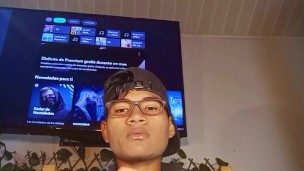 Guy masturbates and has cumshot in a condom