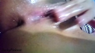 Me toco con un dildo hasta terminar y uso semen de mi novio