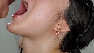 Sumisa cachonda quiere toda la leche para ella saborearla, se la traga toda