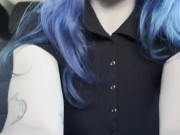 Masturbation pas incognito dans le Uber - Il a vu ma Chatte Poilue de Française et mes Tatouages 8/16