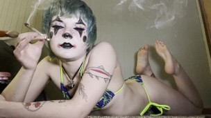 420 Clown Smokes In The Pose