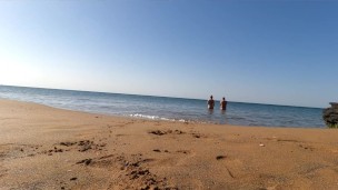 Nos encanta tocarnos bajo el 🌞 en las playas.