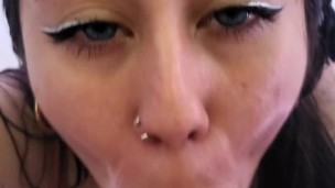 ¡Putita con cara de princesa quiere exprimir toda la lechita y se traga hasta la última gota!