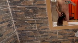 Novia nalgona me espera en yacuzzi al llegar a casa! Le encanta el sexo!!