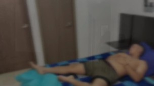 Mi pequeña hermanastra me sorprende masturbandome con sus pantis en su habitación.