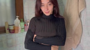 Sofia SweetSecrett tiene un orgasmo con el chorro de la bañera