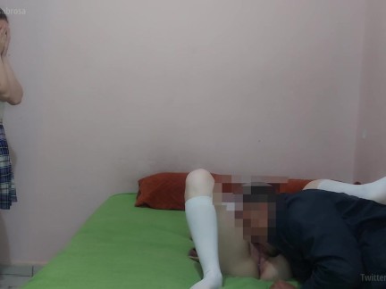 ¡Oh no! Linda Colegiala teen descubre  a su hermanastra follando con su profesor!