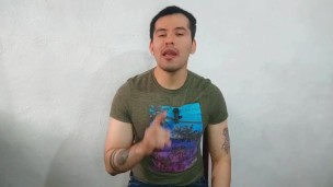 Hombre musculoso albañil vergon de 20cm le rompe el culo a ejecutivo bancario en un cine porno