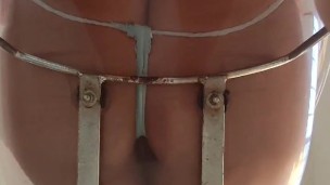 Mi cuñada se masturba en silla transparente