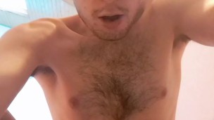 Ti mostro cazzo, culo e piedi in questo bellissimo striptease di seducente ragazzo italiano