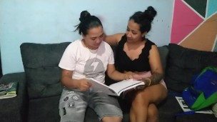 par de universitarias disfrutan sexo lésbico mientras estudian