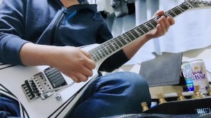 demonstration on catching harmonics when using the tremolo arm.