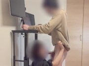 【こっそりフェラ抜き】仕事のミーティング中に痴女な彼女がいきなりフェラしてきて我慢できずに大量射精してしまった♡ 6/16