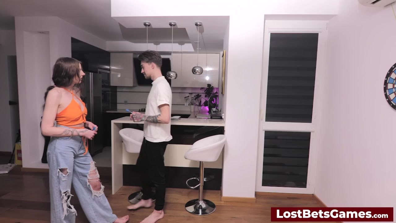 Strip Darts with friends on a sunny day - Vídeo de sexo gratis - RedTube