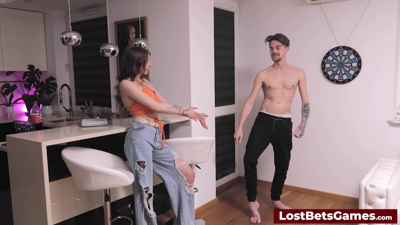 Strip Darts with friends on a sunny day - Vídeo de sexo gratis - RedTube