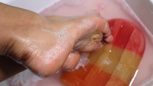 Fetiche de PIES de UÑAS ROJAS narrado con ASMR