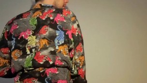 Ragazzo in jockstrap ama mostrare il culo e smanettarsi il cazzo enorme!
