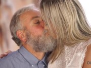 OLD4K. Vinna Reed does everything old guy wants and even has pussy nailed 2/16