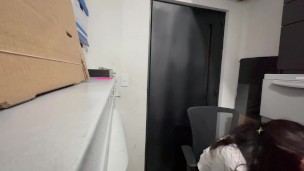 Compañera nalgona de trabajo tiene sexo en la bodega.