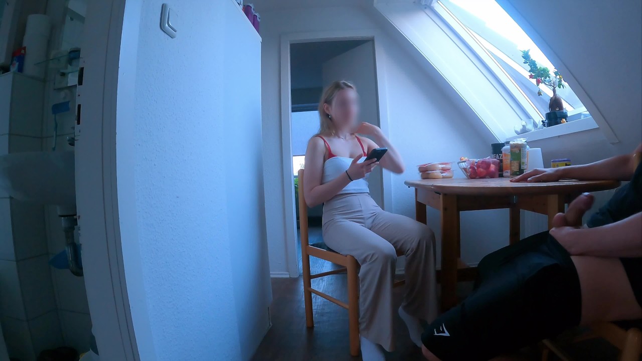 DICKFLASH in STUDENTS APARTMENT: a slutty college girl can't resist to finish me off - 無料セックスビデオ - RedTube