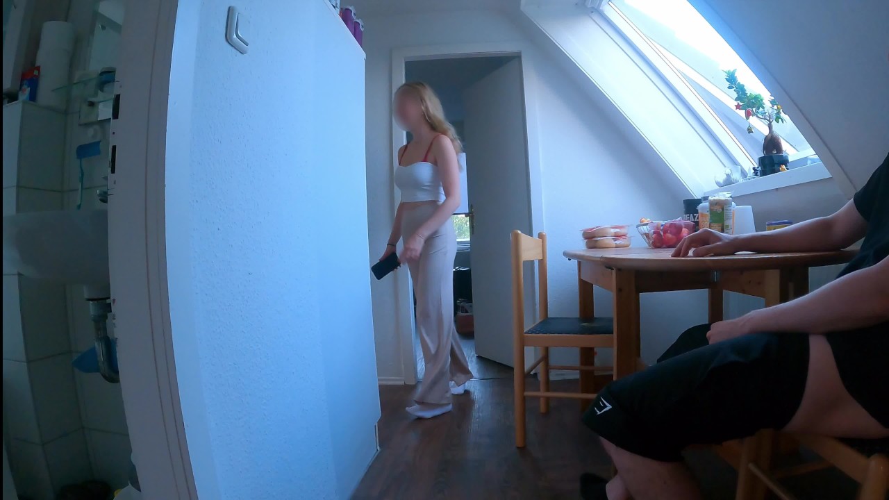 DICKFLASH in STUDENTS APARTMENT: a slutty college girl can't resist to finish me off - 無料セックスビデオ - RedTube