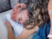 GRITANDO DE PLACER!! Que rico despertar con dos dedos en la cuca 4/16