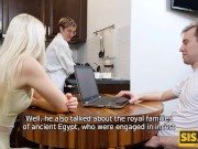 SISPORN. Stepmom washes the dishes while stepdaugther and stepbro are fucking 3/16