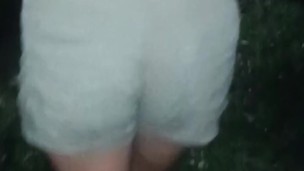 Cumpliendo apuesta afuera de la fiesta