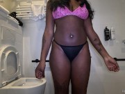 Je baise intensément la demi-soeur de mon ami dans la salle de bain pour un nouveau téléphone !!! 8/16