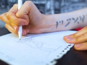 Школьница не хочет делать уроки,а хочет трахать себя в анал!