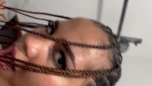 Profesor se pone cachondo cuando ve a su alumna y termina follandola en su gimnasio