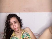 Jovem gozando depois de um dia cansativo de trabalho 3/16