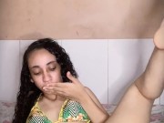 Jovem gozando depois de um dia cansativo de trabalho 7/16