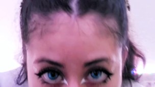  Colegiala DherlyDoll me chupa la polla muy sabroso y lo disfruta mucho