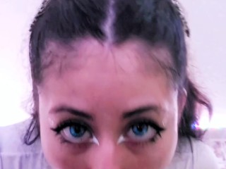  Colegiala DherlyDoll me chupa la polla muy sabroso y lo disfruta mucho