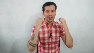 Supervisor casado de la maquiladora penetra a pelo a su empleado en los baños de la maquila! Relato