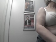 In the fitting room I try on T-shirts. 13/16