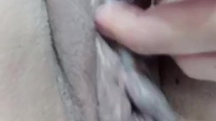 Mi scrilletto la figa tutta bagnata fino a raggiungere un grande orgasmo