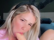 Loira  fantasiada de coelhinha brinca com brinquedinho 12/16