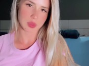 Loira  fantasiada de coelhinha brinca com brinquedinho 5/16