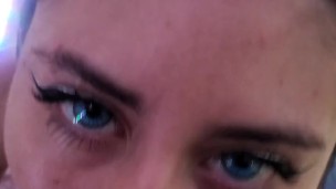 Universitaria hermosa me chupa la polla por dinero y se traga toda la leche, lo disfrutó