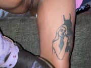 Llené sus botas vaqueras de semen y las limpió con su lengua